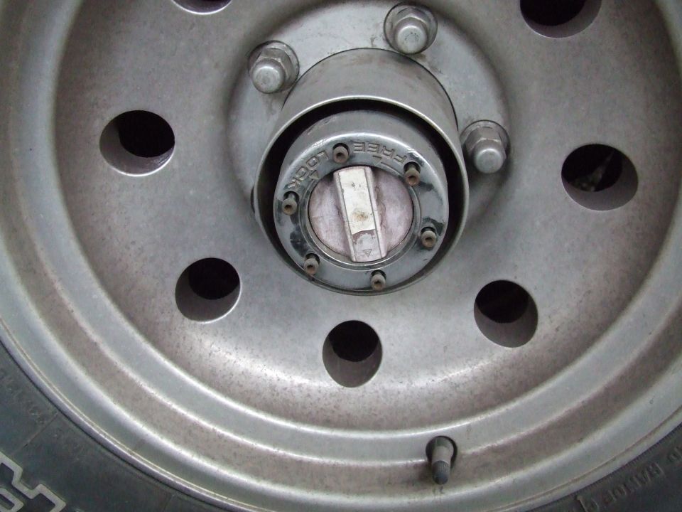 Close-up of a metal wheel hub with a manual locking mechanism labeled 'LOCK' and 'FREE'