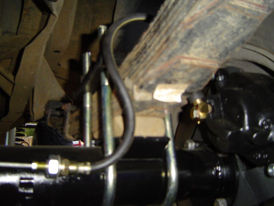 Bad pic of the brake line routing
