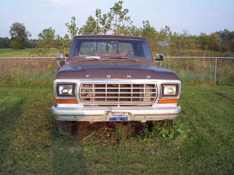 1978 Ford F-250 - Front view of a 1978 Ford F-250 truck, showing its grille and headlights.