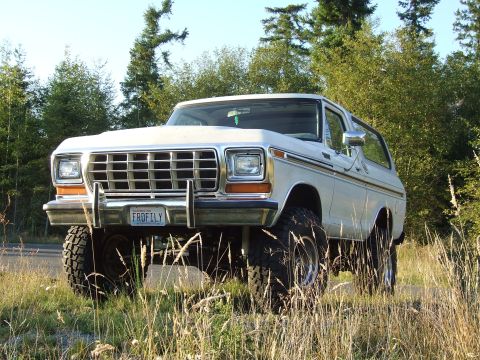 1979 Ford Bronco - This lifted 1978 Ford Bronco sits in a grassy field, its grille and body style indicative of the late 1970s.