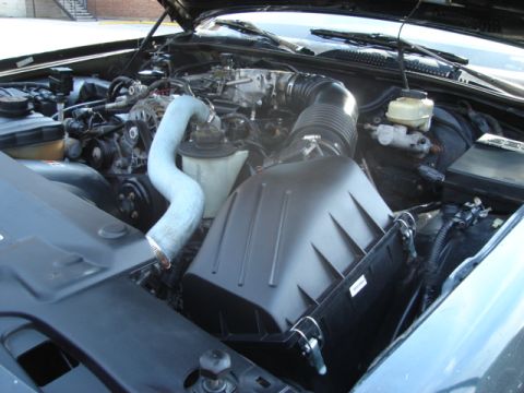 2000 Ford Crown Victoria - The engine bay of a 2000 Ford Crown Victoria reveals its V8 engine components and air intake system.