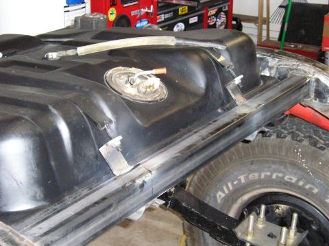 1986 Toyota Hilux - Close-up of a vehicle's fuel tank and suspension components.