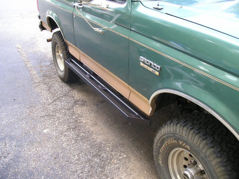 1989 Ford Bronco - 1989 Ford Bronco with aftermarket running boards installed on the passenger side.