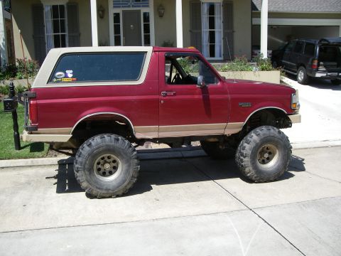 1995 Ford Bronco - This lifted Ford Bronco has oversized tires and a two-tone paint scheme.