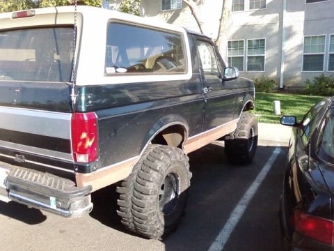 1995 Ford Bronco - This Ford Bronco appears to be from the early to mid-1990s, not a 1995 model.