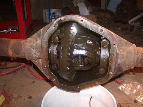1991 Ford Bronco - The internal gears of a differential housing are visible after the cover has been removed.