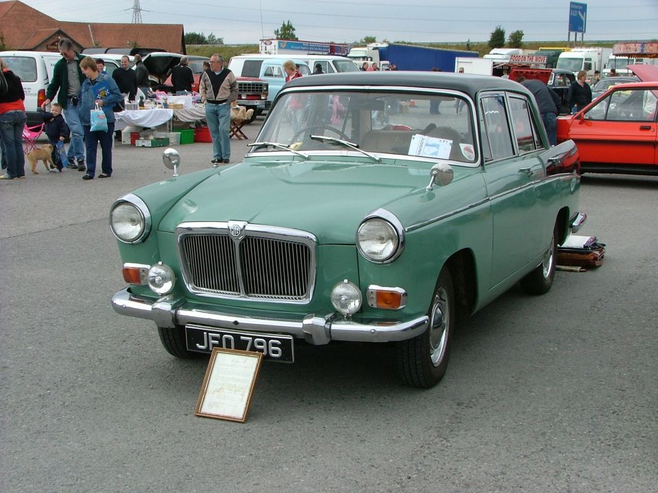Green sedan with black roof, front view, license plate JFQ 796