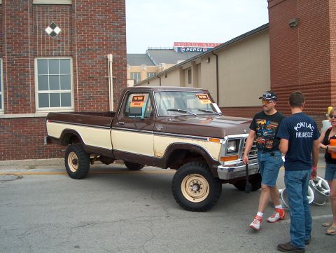1978 Ford Bronco - Brown and tan 1978 Ford F-150 pickup truck parked outside a brick building.