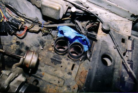 1981 Ford LTD - Here you can see down to the filter in the box.
