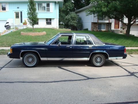 1990 Ford Crown Victoria LTD - Side view.