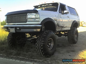 1986 Ford Bronco - This lifted Ford Bronco appears to be from the early to mid-1990s, not a 1986 model as claimed.