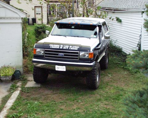 1989 Ford Bronco - This 1989 Ford Bronco features a snorkel and a humorous decal on its hood.