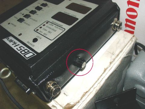 1993 Ford Mustang - Close-up of an MPH 580 device, highlighting a knob with a red circle around it.