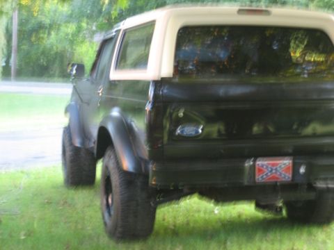 1995 Ford Bronco - This Bronco appears to be from an earlier generation than the claimed 1995 model year.