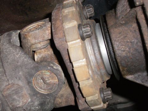 1995 Ford Bronco - Driveshaft U-joint and differential flange connection.