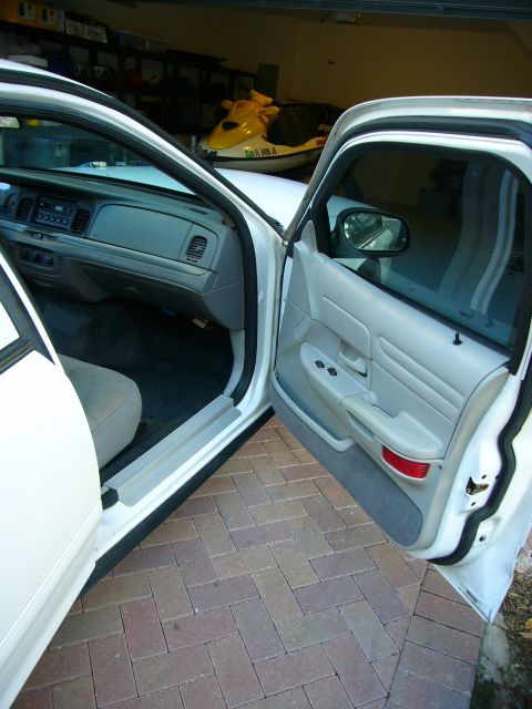 2001 Ford Crown Victoria photo