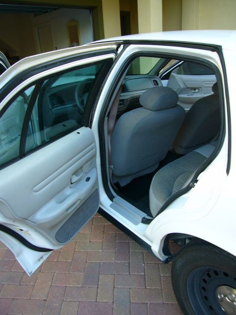2001 Ford Crown Victoria photo