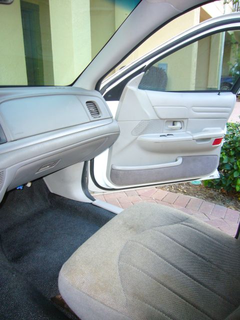 2001 Ford Crown Victoria photo