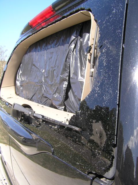 2000 Ford Excursion - The rear liftgate glass on this vehicle is broken, with shards of glass visible on the exterior.