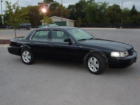 2003 Ford Crown Victoria photo