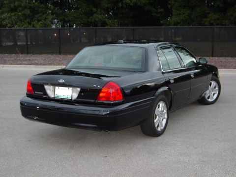 2003 Ford Crown Victoria photo