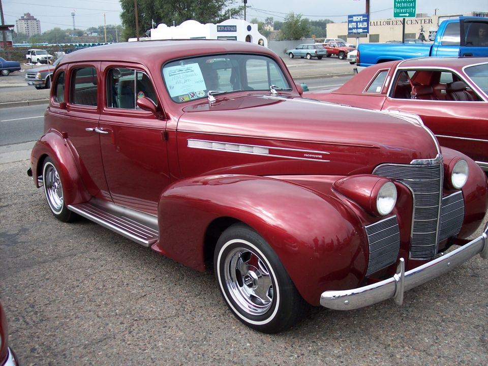 1939 Chevrolet Master Deluxe sedan, red paint, chrome trim, whitewall tires