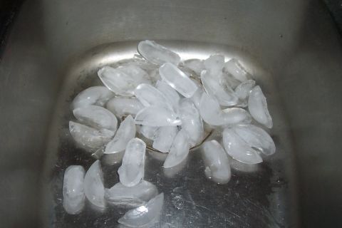 1994 Ford F-150 - Ice cubes are shown melting in a stainless steel sink, with a Supermotors.net watermark visible.