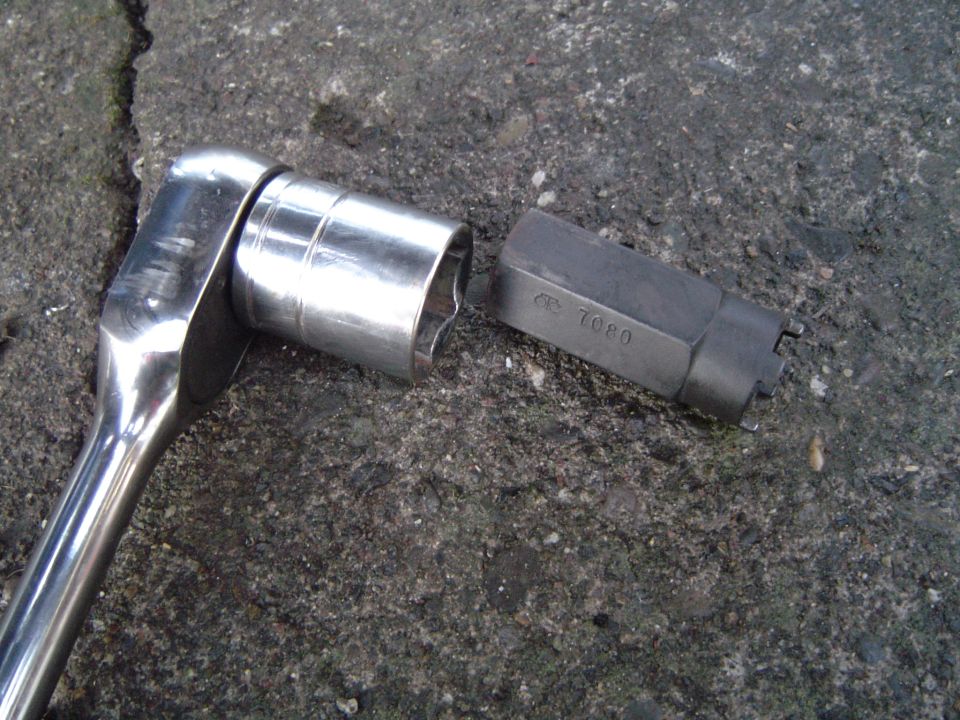 Tool for balljoint adjuster