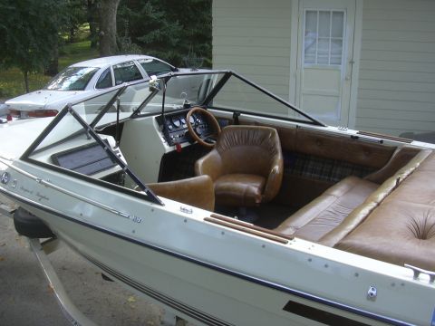 1979 Four Winns 170 Horizon - The interior of a 1979 Four Winns 170 Horizon features plush brown vinyl seating and plaid fabric accents.