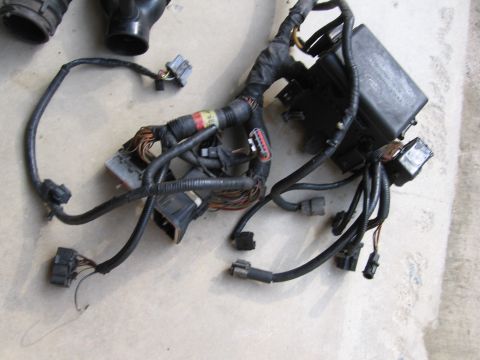 1993 Ford Bronco - Underhood fuse box showing all connections to the EEC, firewall and engine harness. Engine harness is not included.
