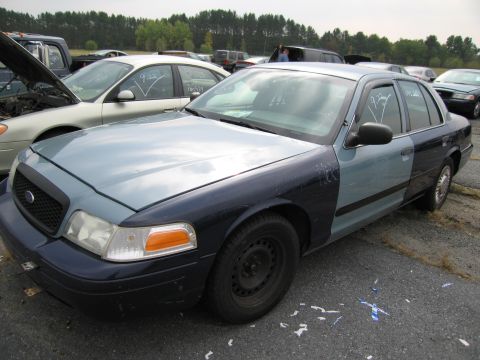1991 Ford LTD Crown Victoria - This Ford Crown Victoria has a two-tone paint scheme with different colored front panels.