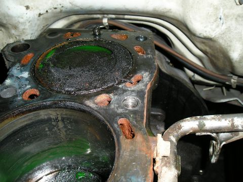 1986 Toyota Hilux - Close-up of a damaged engine block and cylinder head gasket, indicating a mechanical failure.