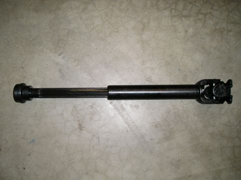 1986 Toyota Hilux - A driveshaft is shown against a concrete background, with a website watermark at the bottom right.