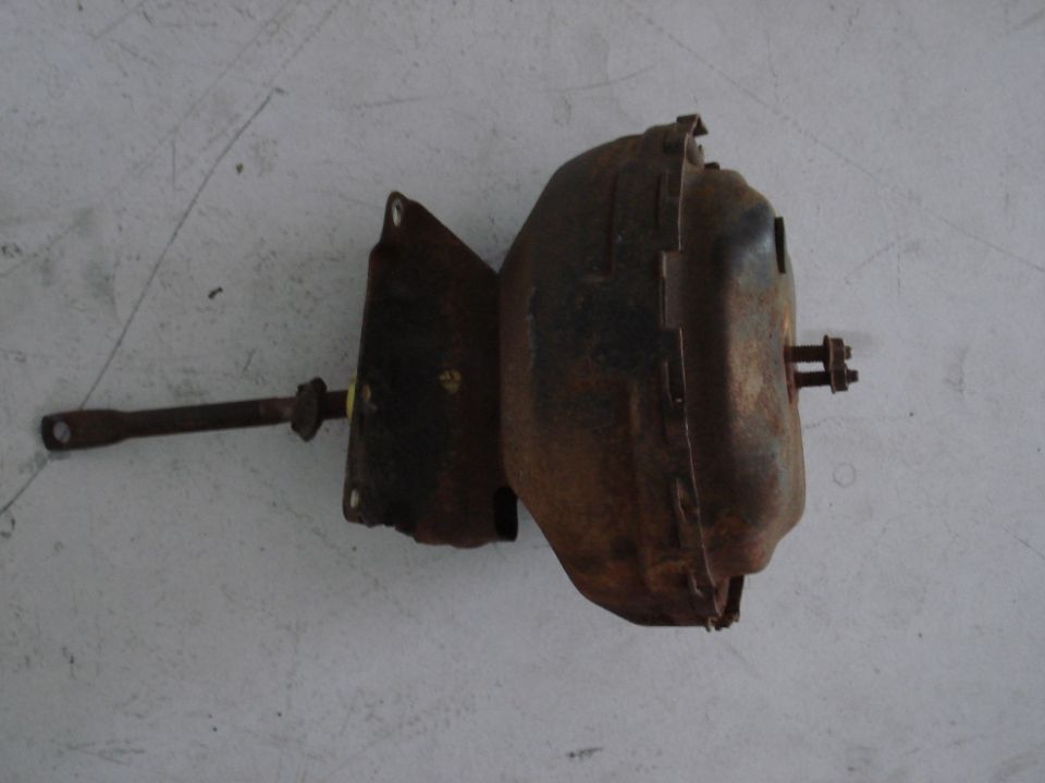 Rusted brake booster with mounting bracket and pushrod
