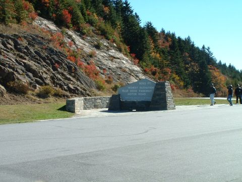 1995 Ford Bronco - A sign indicates the highest elevation on the Blue Ridge Parkway, with a few people walking past.