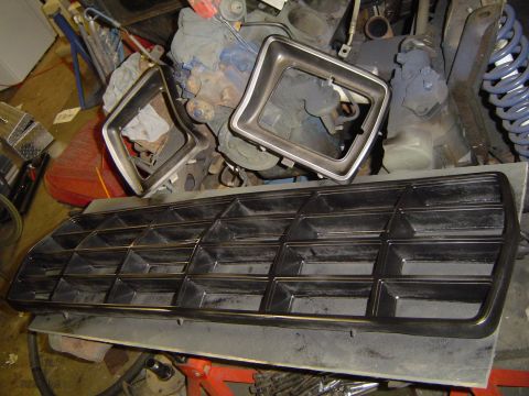 1978 Ford Bronco - Painting the grille and buckets satin black