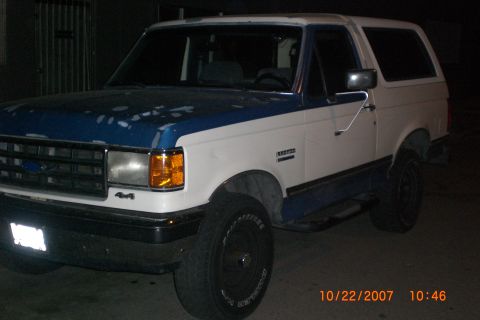 1991 Ford Bronco - This 1987 Ford Bronco has a two-tone paint job with significant wear on the hood.