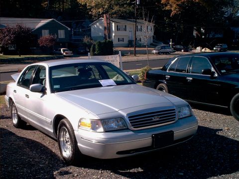 2000 Ford Crown Victoria - Jonelle's wicked nice, Silver Frost`98LX