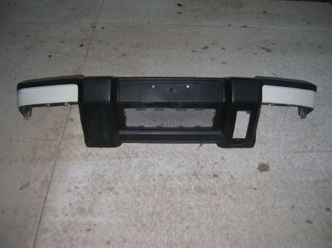 1999 Land Rover Discovery II - This is a front bumper assembly, likely for an SUV, lying on a concrete surface.