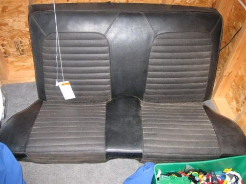 1900 Yugo Vega - This is a car seat, not a 1900 Yugo Vega. The seat has black vinyl bolsters and ribbed fabric inserts.