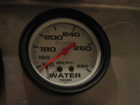 1900 Yugo Vega - This gauge measures water temperature in Fahrenheit, with a red needle indicating the current reading.