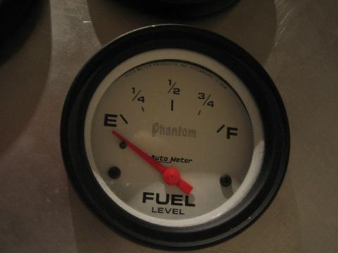 1900 Yugo Vega - A close-up of a fuel level gauge, indicating the tank is empty.