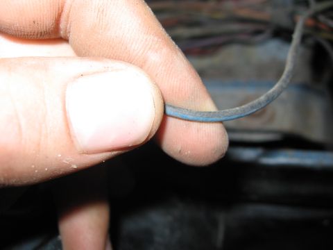 1979 Ford F-150 - A hand holds a blue wire, with a Supermotors.net watermark visible in the lower right corner.