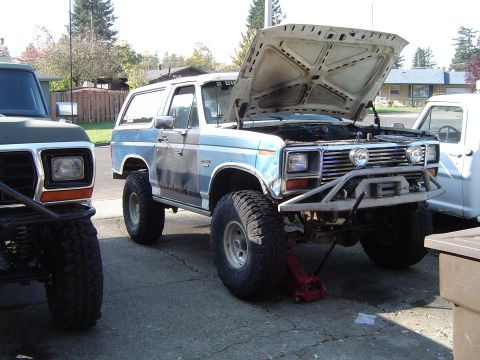 1989 Ford Bronco - Todd came over to get ready for winterfest