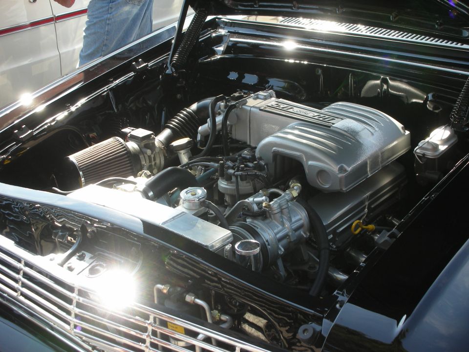 Fuel-injected V8 engine with cast intake in a black-painted engine bay