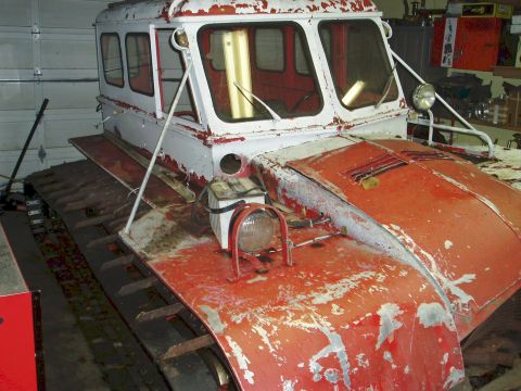 2000 Ford E350 - This tracked vehicle does not resemble a 2000 Ford E350 van.