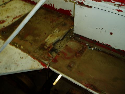 2000 Ford E350 - Undercarriage detail shows signs of rust and dirt accumulation on metal components.
