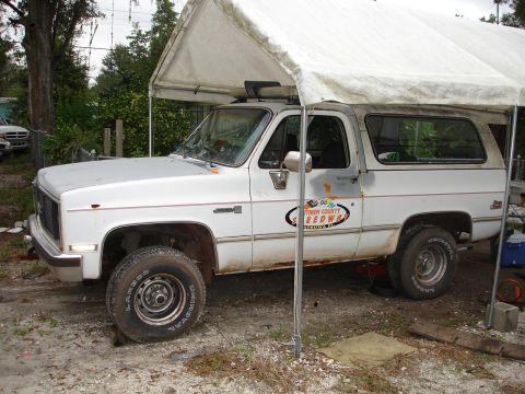 1989 Ford Bronco - This GMC K5 Blazer appears to be from the mid-1980s, not a 1989 Ford Bronco.