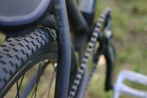 1997 Ford Probe - Detail shot of a bicycle's drivetrain and tire, with a Supermotors.net watermark visible.