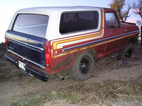 1979 Ford Bronco - This 1978 Ford Bronco has a two-tone paint scheme with a prominent stripe decal on its side.